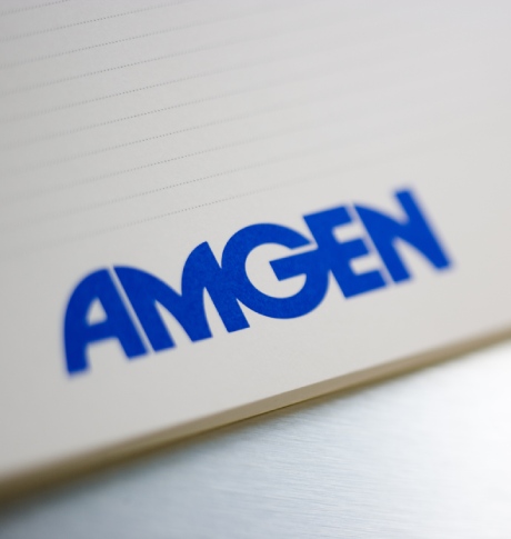 護士握著年長婦女的手