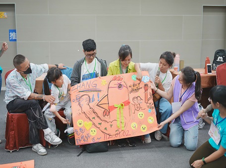 手上畫有地球圖像,並緊緊握在一起